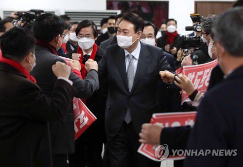 윤석열, 부산 선대위 필승결의대회 참석(부산=연합뉴스) 이정훈 기자 = 국민의힘 윤석열 대선 후보가 15일 부산 수영구 부산시당에서 열린 부산 선거대책위원회 필승결의대회에 참석하고 있다. 2022.1.15 uwg806@yna.co.kr