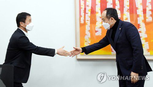 악수하는 여야 원내수석부대표(서울=연합뉴스) 하사헌 기자 = 더불어민주당 한병도 원내수석부대표(왼쪽)와 국민의힘 추경호 원내수석부대표는 지난 11일 국회에서 추경 편성과 대장동 특검 법안 등을 논의하기 위해 만났지만, 합의점을 찾지 못했다.  2022.1.11 [국회사진기자단] toadboy@yna.co.kr