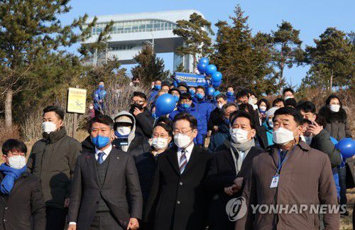 통일전망대 내려오는 이재명 대선후보(고성=연합뉴스) 백승렬 기자 = 더불어민주당 이재명 대선후보가 16일 강원도 고성군 통일전망대를 방문, 평화경제정책을 발표한 뒤 전망대를 걸어서 내려오고 있다. 2022.1.16 srbaek@yna.co.kr