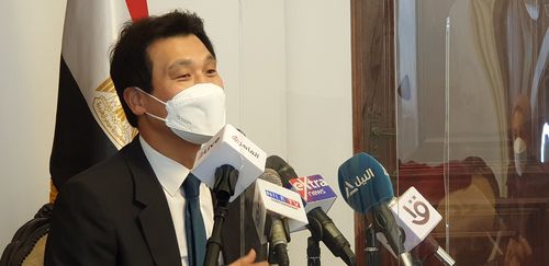 기자회견하는 홍진욱 주이집트 대사.(카이로=연합뉴스) 김상훈 특파원 = 문재인 대통령 이집트 방문과 관련해 16일(현지시간) 현지 기자들을 상대로 기자회견하는 홍진욱 주이집트 대사. 2022.1.16. meolakim@yna.co.kr