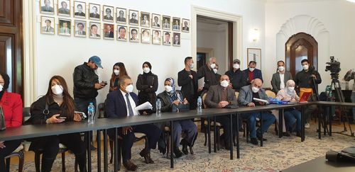 문재인 대통령 이집트 방문 관련 기자회견에 참석한 현지 취재진들. (카이로=연합뉴스) 김상훈 특파원 = 16일(현지시간) 이집트 수도 카이로의 한국대사관에서 열린 문재인 대통령 방문 관련 기자회견에 30여명의 현지 기자들이 참석했다. 2022.1.16. meolakim@yna.co.kr