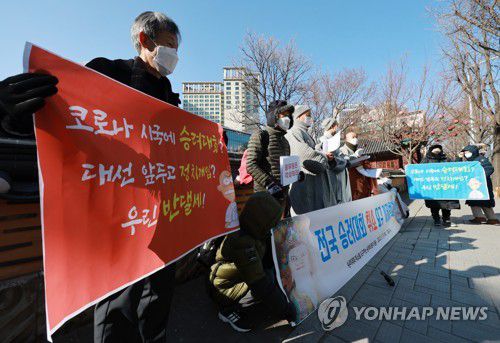 승려대회 취소 요구하는 승려와 불교 신도(서울=연합뉴스) 홍해인 기자 = '승려대회 취소를 요구하는 불제자'라는 이름으로 모인 승려와 불교 신도들이 13일 오후 서울 종로구 견지동 조계사 앞에서 "코로나 시국에 국민을 불안하게 하는 승려대회를 취소하라"고 요구하며 기자회견을 하고 있다. hihong@yna.co.kr