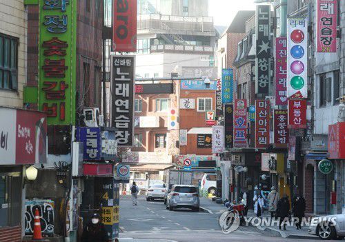 17일부터 사적모임 최대 6명, 다중시설 방역패스 일단 현행대로…사진은 지난 16일 오후 서울 마포구의 한 식당가 모습 [연합뉴스 자료사진] ryousanta@yna.co.kr