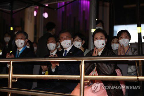 두바이에서 열린 K-POP 콘서트 관람하는 문재인 대통령(두바이=연합뉴스) 서명곤 기자 = 문재인 대통령과 김정숙 여사가 16일(현지시간) 두바이 엑스포 쥬빌리공원에서 열린 K-POP 콘서트에서 공연을 관람하고 있다. 2022.1.17 seephoto@yna.co.kr