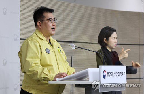 복지부 '위험도 낮은 시설에 대한 방역패스, 1차적 해제 계획'(세종=연합뉴스) 김주형 기자 = 손영래 중앙사고수습본부 사회전략반장이 17일 오전 세종시 정부세종청사에서 열린 신종 코로나바이러스 감염증(코로나19) 대응 중앙재난안전대책본부 정례브리핑에서 방역패스(접종증명·음성확인제) 해제와 관련해 설명하고 있다. 2022.1.17 kjhpress@yna.co.kr