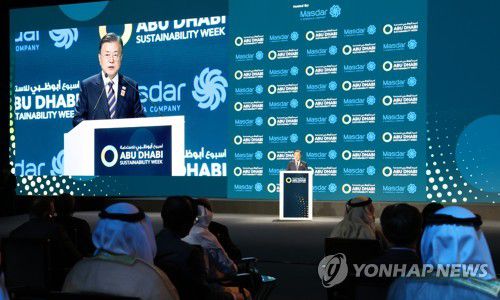 기조연설하는 문재인 대통령(두바이=연합뉴스) 서명곤 기자 = 문재인 대통령이 17일(현지시간) 아랍에미리트(UAE) 두바이 엑스포 전시센터 남관에서 열린 아부다비 지속가능성주간 2022  개막식 및 자이드상 시상식에서 기조연설을 하고 있다.  2022.1.17 seephoto@yna.co.kr