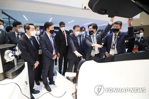 현대차그룹 부스 방문한 문재인 대통령(두바이=연합뉴스) 서명곤 기자 = 문재인 대통령이 17일(현지시간) 아랍에미리트(UAE) 두바이 엑스포 전시센터 북관에서 열린 두바이 엑스포 한국 우수상품전을 방문 현대차그룹 부스에서 전기자동차의 베터리를 이용해 가전제품을 활용하는 V2L(Vehicle-to-Load) 기능에 대해 설명을 듣고 있다. 2022.1.17 seephoto@yna.co.kr