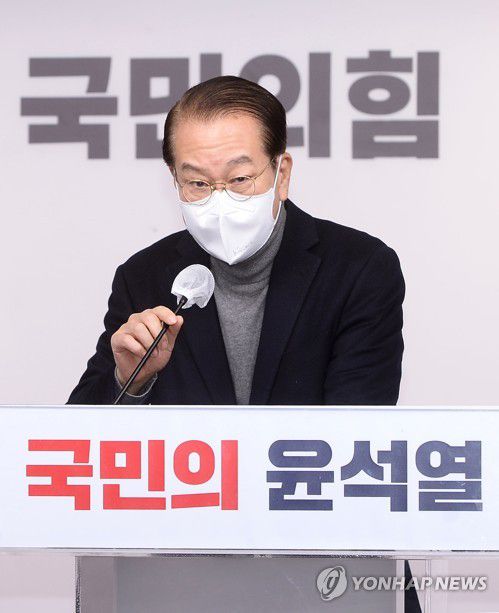 네트워크본부 해산 발표하는 권영세(서울=연합뉴스) 백승렬 기자 = 국민의힘 권영세 선거대책본부장이 18일 서울 여의도 중앙당사에서 기자회견을 하고 있다. 권 본부장은 "선대본부 네트워크본부를 해산한다"며 "해산 조치는 윤 후보의 결단"이라고 말했다. 2022.1.18 [국회사진기자단] srbaek@yna.co.kr