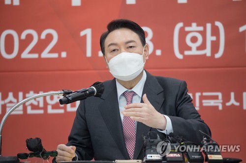 청년사회복지사들의 질문에 답하는 윤석열 후보(서울=연합뉴스) 국민의힘 윤석열 대선 후보가 18일 서울 영등포구 사회복지사협회에서 열린 간담회에서 청년사회복지사들의 질문에 답하고 있다. 2022.1.18 [국회사진기자단] toadboy@yna.co.kr