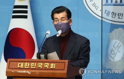 기자회견하는 '굿바이, 이재명' 저자 장영하 변호사(서울=연합뉴스) 하사헌 기자 = '굿바이, 이재명'의 저자 장영하 변호사가 18일 오후 서울 여의도 국회 소통관에서 더불어민주당 이재명 대선 후보의 욕설 파일 관련 기자회견을 하고 있다. 2022.1.18 [국회사진기자단] toadboy@yna.co.kr