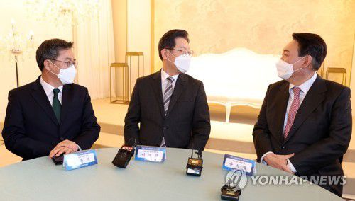 소상공인 신년인사회 참석한 여야 대선 후보(서울=연합뉴스) 이정훈 기자 = 더불어민주당 이재명 대선 후보(가운데), 국민의힘 윤석열 대선 후보(오른쪽), 새로운물결 김동연 대선 후보가 18일 오후 서울 여의도 CCMM빌딩에서 열린 2022년 소상공인연합회 신년인사회에 참석해 대화하고 있다. 2022.1.18 [국회사진기자단] uwg806@yna.co.kr