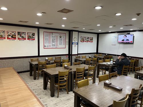 텅빈 식당 (서울=연합뉴스) 김윤철 수습기자 = 18일 오후 서울 서대문구 창천동의 한 식당에서 손님이 홀로 식사하고 있다. 2022.1.18 newsjedi@yna.co.kr