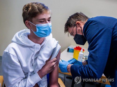 코로나19 백신 접종하는 카를 라우터바흐 독일 보건장관[로이터 연합뉴스 자료사진. 재배포 및 DB 금지]