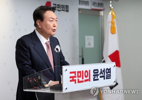 윤석열 대선 후보, 가상자산 개미투자자 안심투자 정책공약 발표(서울=연합뉴스) 하사헌 기자 = 국민의힘 윤석열 대선 후보가 19일 오전 서울 여의도 당사에서 가상자산 개미투자자 안심투자 정책공약을 발표하고 있다. 2022.1.19 [국회사진기자단] toadboy@yna.co.kr