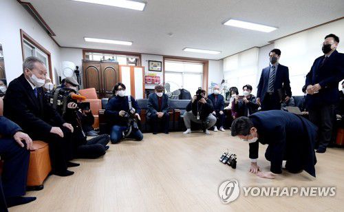 어르신에게 큰절하는 이재명(서울=연합뉴스) 더불어민주당 이재명 대선 후보가 19일 오후 서울 동작구 동작노인회관에서 열린 '노후가 행복한 대한민국, 어르신의 목소리를 청취하다'에서 어르신들에게 큰절하고 있다. 2022.1.19 [국회사진기자단] uwg806@yna.co.kr