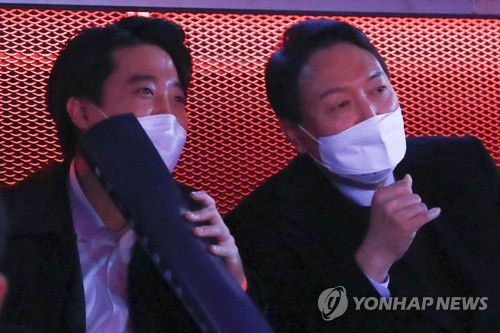 '리그오브레전드' 대회 관전하는 윤석열 후보와 이준석 대표(서울=연합뉴스) 국민의힘 윤석열 대선 후보와 이준석 대표가 12일 서울시 종로구 그랑서울 타워1에서 온라인 게임 '리그오브레전드' 대회인 2022 LCK 스프링 개막전을 관전하고 있다. 2022.1.12 [국회사진기자단] toadboy@yna.co.kr