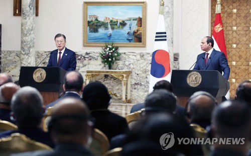 공동 언론 발표하는 한-이집트 정상(카이로=연합뉴스) 서명곤 기자 = 문재인 대통령과 압델 파타 엘시시 이집트 대통령이 20일(현지시간) 이집트 카이로 대통령궁에서 공동 언론발표를 하고 있다.  2022.1.20 seephoto@yna.co.kr