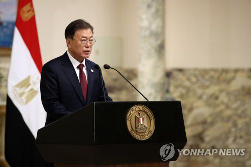 공동 언론 발표하는 문재인 대통령(카이로=연합뉴스) 서명곤 기자 = 문재인 대통령이 20일(현지시간) 이집트 카이로 대통령궁에서 열린 공동 언론발표에서 발언하고 있다.  2022.1.20 seephoto@yna.co.kr