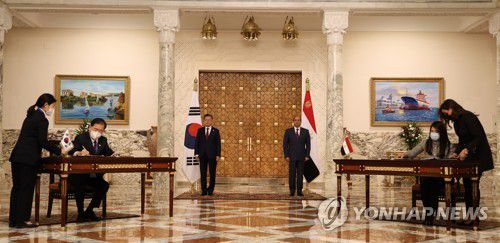 협정서명식 지켜보는 한-이집트 정상(카이로=연합뉴스) 서명곤 기자 = 문재인 대통령과 압델 파타 엘시시 이집트 대통령이 20일(현지시간) 이집트 카이로 대통령궁에서 열린 협정서명식에서 정의용 외교부 장관과 이집트 라니아 알 마샤트 국제협력부 장관의 '2022년 KOICA 이집트 전자조달시스템 개선사업 교환각서' 체결모습을 지켜보고 있다.  2022.1.20 seephoto@yna.co.kr