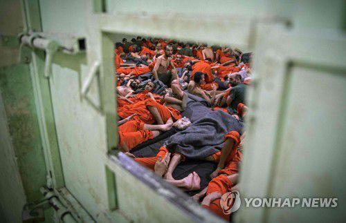 시리아 수감 시설의 이슬람국가(IS) 조직원[AFP 연합뉴스 자료사진. 재판매 및 DB금지]