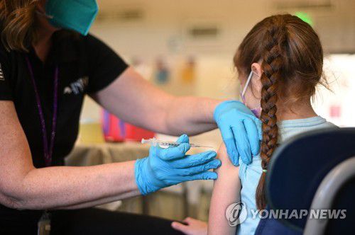 미국 로스앤젤레스(LA)에서 코로나19 백신 접종하는 어린이. [AFP 연합뉴스 자료사진. 재판매 및 DB 금지][