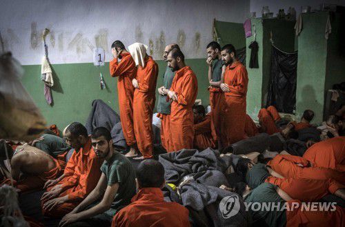 시리아 수감 시설의 이슬람국가(IS) 조직원[AFP 연합뉴스 자료사진. 재판매 및 DB금지]