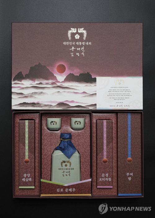 문 대통령 내외가 보낼 설 선물 공개(서울=연합뉴스)  문재인 대통령과 부인 김정숙 여사가 사회 각계각층에 보낼 설 선물을 청와대가 18일 공개했다. 올해 설 선물은 김포의 문배주 또는 꿀, 전남 광양의 매실액, 경북 문경의 오미자청, 충남 부여의 밤 등 각 지역의 대표 특산물로, 코로나19 현장 종사자 등 1만5천 명에게 보내질 예정이다. 2022.1.18     [청와대 제공. 재판매 및 DB 금지] photo@yna.co.kr