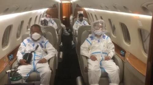 작년 7월 12일 인니 코로나 감염 교민 9명 2차 전세기로 귀국  [플라잉닥터스 제공, 재판매 및 DB금지] 사진은 모두 한인 환자들이 개인 격리기구를 착용한 모습.