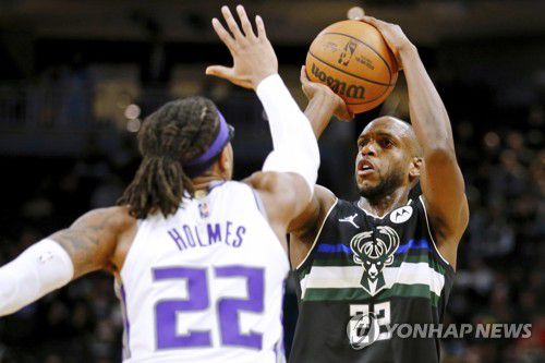 슛 시도하는 크리스 미들턴[AP=연합뉴스]