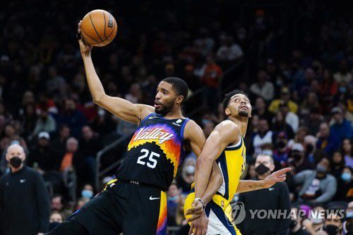 공 사수하는 브리지스(왼쪽)[AP=연합뉴스]