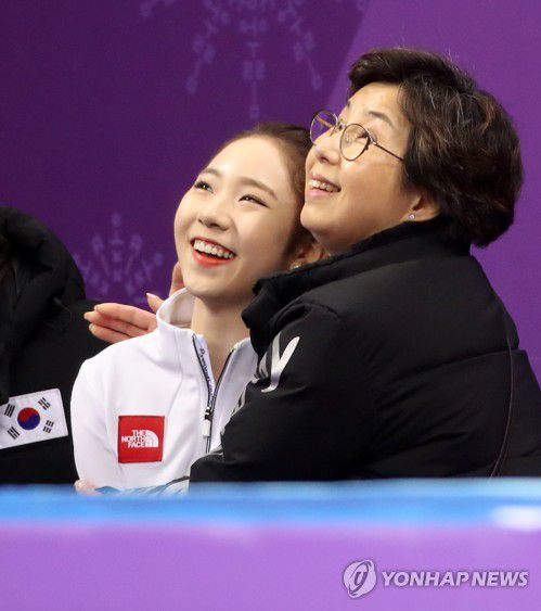 평창올림픽 점수 발표를 바라보는 최다빈과 신혜숙 코치[연합뉴스 자료사진]