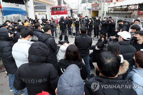 "현대산업개발 적극성 없어"…성토하는 붕괴 피해자 가족(광주=연합뉴스) 정회성 기자 = 23일 오전 광주 서구 화정아이파크 붕괴사고 현장 인근 거리에서 '붕괴 피해자 가족협의회'가 HDC 현대산업개발의 적극적인 수색·구조 협조를 촉구하며 기자회견을 하고 있다. 2022.1.23 hs@yna.co.kr