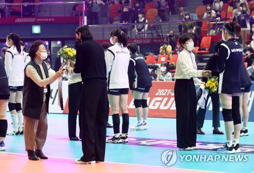 김연경(검정 정장) 깜짝 등장…몬트리올 올림픽 레전드에게 감사의 선물 증정(광주=연합뉴스) 조남수 기자 = 23일 광주 서구 페퍼스타디움(염주종합체육관)에서 열린 프로배구 V리그 올스타전에서 올스타 선수들이 몬트리올 올림픽 레전드 선수단에게 감사의 선물을 전달하고 있다. 2022.1.23 iso64@yna.co.kr