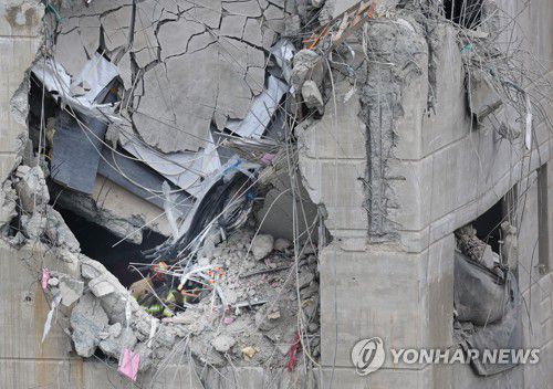 상층부 수색, 잔해제거 작업 재개(광주=연합뉴스) 김주성 기자 = 23일 오후 광주 서구 화정아이파크 붕괴사고 현장에서 119 구조대원들이 처참하게 부서진 건물 잔해 틈을 수색하고 있다.       건물 진입을 일시 중단했던 소방당국은 전날 저녁부터 상층부 수색과 잔해제거 작업을 재개했다. 2022.1.23 utzza@yna.co.kr