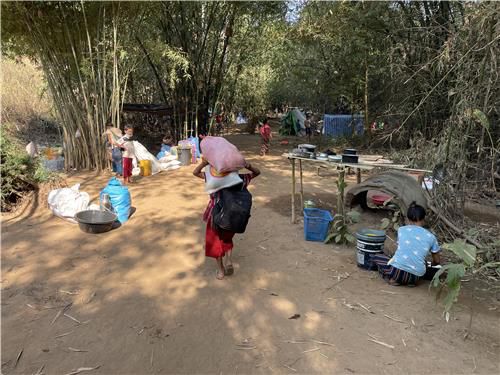 난민촌 안으로 구호품을 이고 가는 카렌 난민 여성. 2022.1.16(폽프라[태국 딱주]=연합뉴스) 김남권 특파원