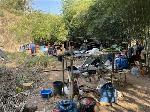 카렌 난민이 미얀마에서 넘어오면서 가져온 식기와 빨래가 널려있다. 2022.1.16 (폽프라[태국 딱주]=연합뉴스) 김남권 특파원