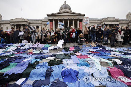 영국 의료진 백신반대 의무화에 반대해 유니폼 전시 [EPA=연합뉴스 자료사진. 재판매 및 DB 금지]