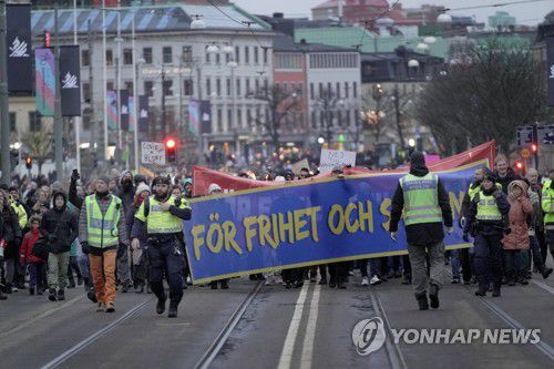 스웨덴 백신패스 반대 시위대[Bjorn Larsson Rosvall/TT News Agency/로이터=연합뉴스 자료사진. 재판매 및 DB 금지]
