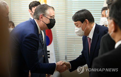 미 동아태 차관보와 악수하는 윤석열 후보국민의힘 윤석열 대선 후보(오른쪽)가 2021년 11월 12일 오전 서울 영등포구 국회대로 국민의힘 당사에서 대니얼 크리튼브링크 미 국무부 동아시아·태평양 차관보와 악수하고 있다. [연합뉴스 자료사진]