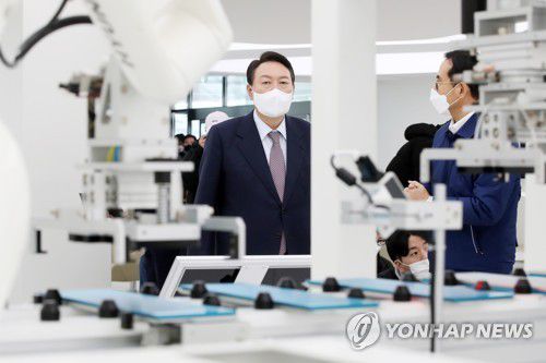 윤석열, 현대로보틱스 방문국민의힘 윤석열 대선 후보가 2021년 12월 30일 오후 대구 현대로보틱스를 방문해 배터리 적층 시스템에 대한 설명을 듣고 있다. [연합뉴스 자료사진]