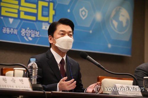 답변하는 안철수(서울=연합뉴스) 국민의당 안철수 대선 후보가 20일 오후 서울 중구 한국프레스센터에서 열린 한국행정학회·한국정책학회 주최 대통령 선거 후보자 초청 토론회에서 패널들의 질문에 답하고 있다. 2022.1.20 [국회사진기자단] uwg806@yna.co.kr