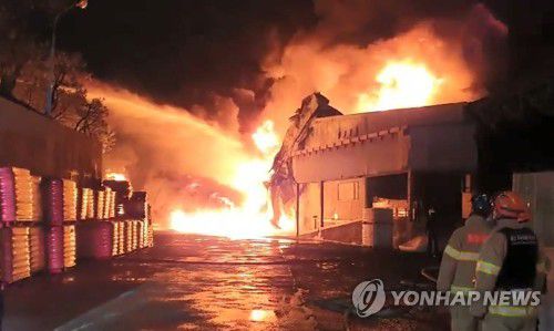 효성티앤씨 울산공장서 치솟는 불길[울산소방본부 제공. 재판매 및 DB 금지]