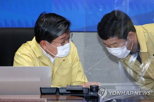 코로나19 대응 중대본 회의 준비하는 전해철 장관(서울=연합뉴스) 김승두 기자 = 전해철 중대본 제2차장(행정안전부 장관)이 24일 오전 정부서울청사 중앙재난안전대책본부 서울상황센터에서 코로나19 대응 중대본 회의를 준비하고 있다. 2022.1.24 kimsdoo@yna.co.kr