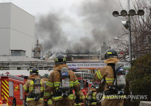 효성티앤씨 화재 현장 향하는 소방대원들(울산=연합뉴스) 김용태 기자 = 24일 오전 소방대원들이 울산시 남구 효성티앤씨 공장 화재 현장으로 향하고 있다. 2022.1.24 yongtae@yna.co.kr