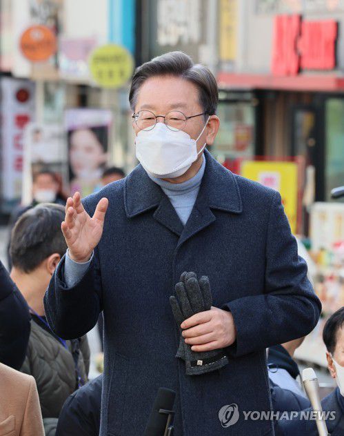 이천에서 지지호소하는 이재명 대선후보(이천=연합뉴스) 더불어민주당 이재명 대선후보가 24일 경기도 이천시 이천중앙로문화의거리에서 즉석연설을 통해 지지를 호소하고 있다. 2022.1.24 [국회사진기자단] srbaek@yna.co.kr