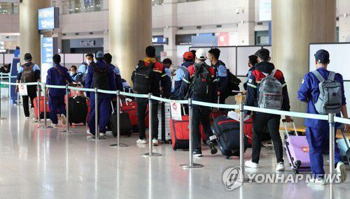 국내도 오미크론 변이 우세종…대기 중인 해외입국자들(영종도=연합뉴스) 임헌정 기자 = 국내에서도 코로나19 오미크론 변이가 우세종으로 자리 잡은 가운데 24일 영종도 인천국제공항 제1여객터미널에서 해외 입국자들이 대기하고 있다. 2022.1.24 kane@yna.co.kr