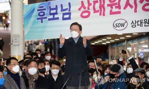 성남에서 즉석연설하는 이재명 대선후보(성남=연합뉴스) 더불어민주당 이재명 대선후보가 24일 오후 경기 성남시 중원구 상대원시장에서 열린 '매타버스' 성남, 민심속으로! 행사에서 즉석연설하고 있다. 2022.1.24 [국회사진기자단] srbaek@yna.co.kr
