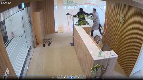 임석 전 솔로몬저축은행 회장(빨간 동그라미 왼쪽)이 A씨(오른쪽)의 멱살을 잡고 끌어당기는 모습이 담긴 CCTV 화면. [독자 제공. 재판매 및 DB 금지]