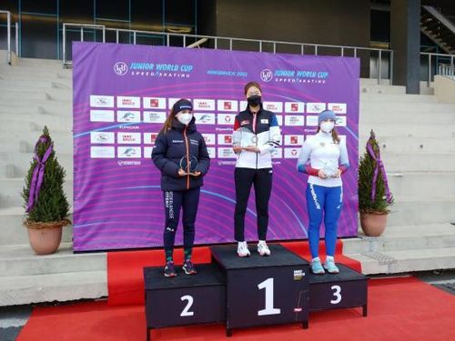 가장 높은 곳에 선 스피드스케이팅 박채원스피드스케이팅 대표팀 박채원(가운데)이 23일(현지시간) 오스트리아 인스브루크에서 열린 021-2022 국제빙상경기연맹 주니어 월드컵 스피드스케이팅 여자 매스스타트 종합 우승을 차지한 뒤 포즈를 취하고 있다. [대한빙상경기연맹 제공. 재배포 및 DB 금지]