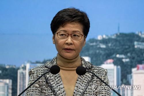 마스크 벗은 캐리 람 홍콩 행정장관(EPA=연합뉴스) 캐리 람 홍콩 행정장관이 25일 마스크를 벗은 채 주간 정례 언론 브리핑을 하는 모습. 그는 코로나19의 엄중한 상황에 대한 자신의 감정을 사람들에게 전달하기 위해 마스크를 벗었다고 밝혔다.